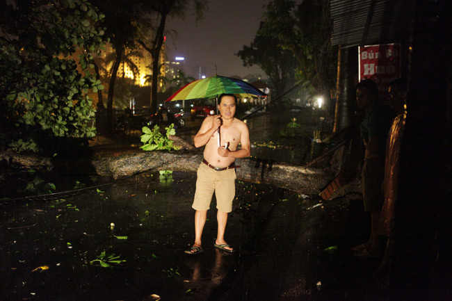 Hà Nội: Mưa dữ dội, ngập lụt, cây đổ vì bão Thần Sét - 1