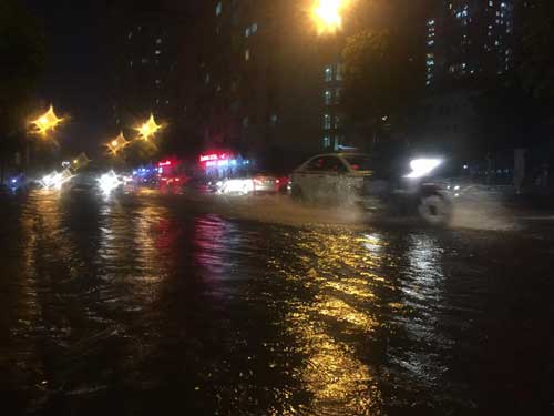 Hà Nội: Mưa dữ dội, ngập lụt, cây đổ vì bão Thần Sét - 23