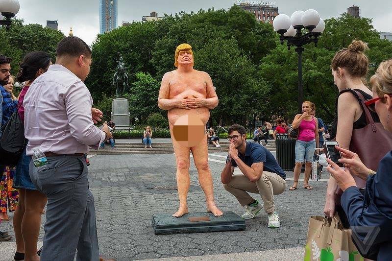Mỹ: Tượng khỏa thân của Donald Trump gây sốt - 1