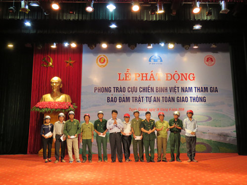 Honda VN trao tặng mũ bảo hiểm đạt chuẩn cho cựu chiến binh Tuyên Quang - 1