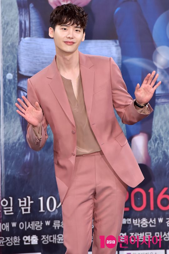 Loạt ảnh điệu đà không ngờ của &#34;xạ thủ&#34; Lee Jong Suk - 9