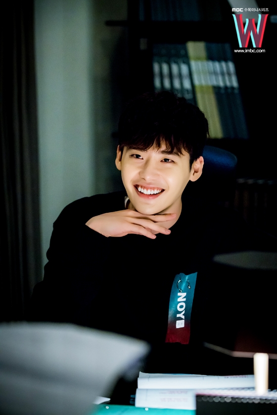 Loạt ảnh điệu đà không ngờ của &#34;xạ thủ&#34; Lee Jong Suk - 14