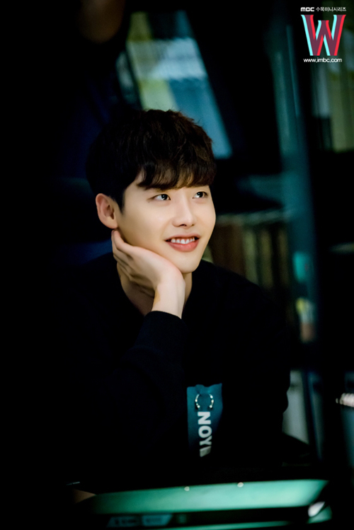 Loạt ảnh điệu đà không ngờ của &#34;xạ thủ&#34; Lee Jong Suk - 15