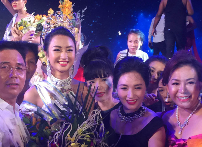 Dù đã 43 tuổi nhưng bà Lê Thị Thanh Hòa vẫn khiến người đối diện phải thốt lên kinh ngạc vì sự trẻ trung và nhan sắc 'đẹp hơn hoa hậu' khi sánh vai cùng con gái ở nhiều sự kiện.
