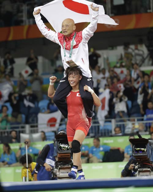 Lập kỳ tích Olympic, nữ đô vật Nhật Bản ăn mừng độc đáo - 1