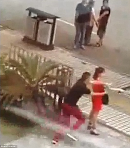 Video: Cảnh sát TQ tấn công cô gái đang chuẩn bị tự sát - 1