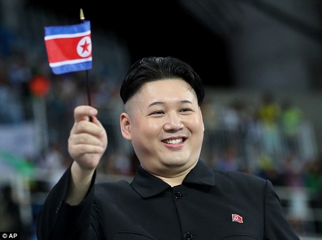 Người giống hệt Kim Jong-un xuất hiện ở Olympic Rio - 1