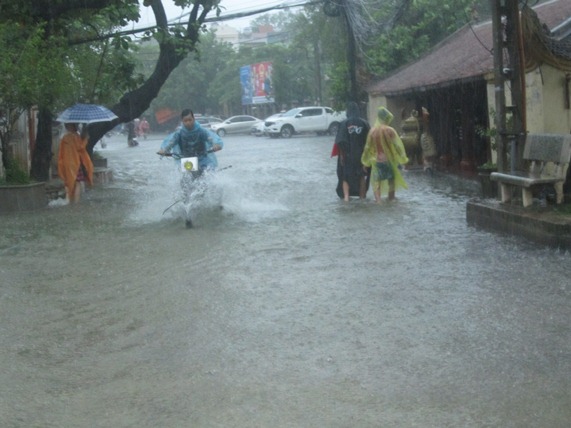 Hà Nội: Bão Thần Sét gây mưa lớn, phố thành sông - 1