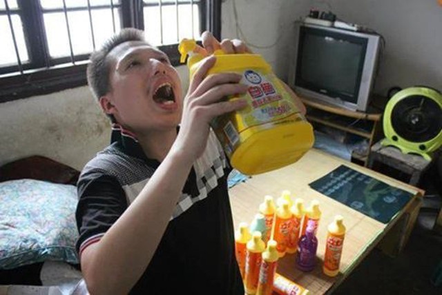 Người đàn ông TQ mỗi ngày “nốc” nửa chai thuốc tẩy - 1
