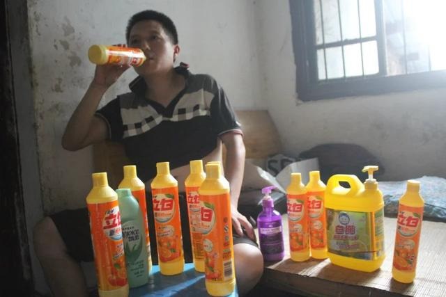 Người đàn ông TQ mỗi ngày “nốc” nửa chai thuốc tẩy - 2