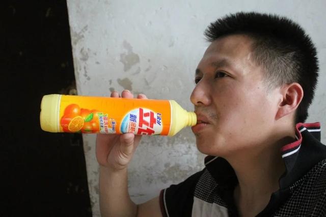 Người đàn ông TQ mỗi ngày “nốc” nửa chai thuốc tẩy - 4