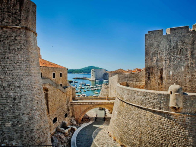 Du khách sẽ có cảm giác như lạc vào bối cảnh của bộ phim Game of Thrones khi đặt chân tới thành phố pháo đài cổ Dubrovnik, Croatia.