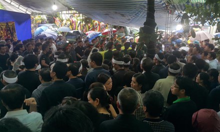 Hàng ngàn người đội mưa đưa tiễn Bí thư Tỉnh ủy Yên Bái - 1