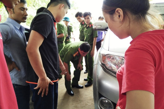 Táo tợn nổ súng, mang kiếm truy sát 1 gia đình giữa ban ngày - 3