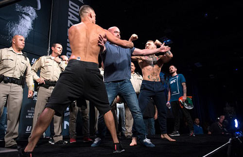 Đại chiến UFC: "Gã điên" đòi đấm gục cả đội đối thủ - 1