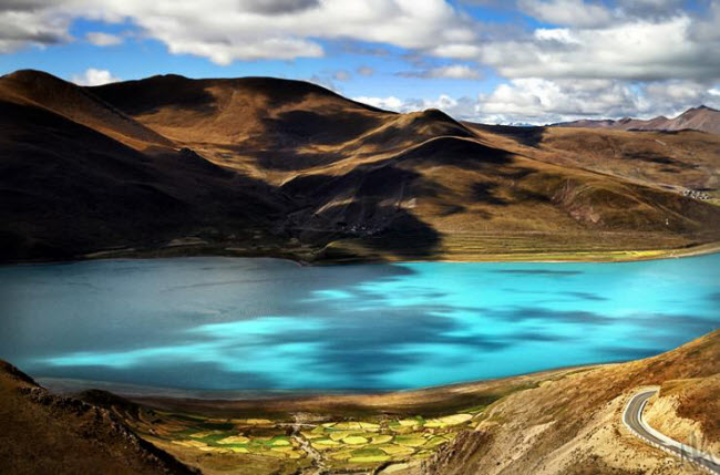 Nằm giữa thủ phủ Lhasa của Tây Tạng và thị trấn Gyants, hồ nước ngọt Yamdrok Tso là một trong những địa điểm linh thiêng nhất thế giới. Hồ có chiều dài 72km và được bao quanh bởi phong cảnh thiên nhiên hùng vĩ.