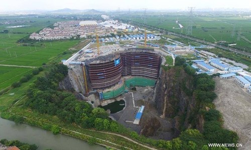 Khách sạn nửa tỷ USD dưới hố sâu 100m ở Trung Quốc - 1