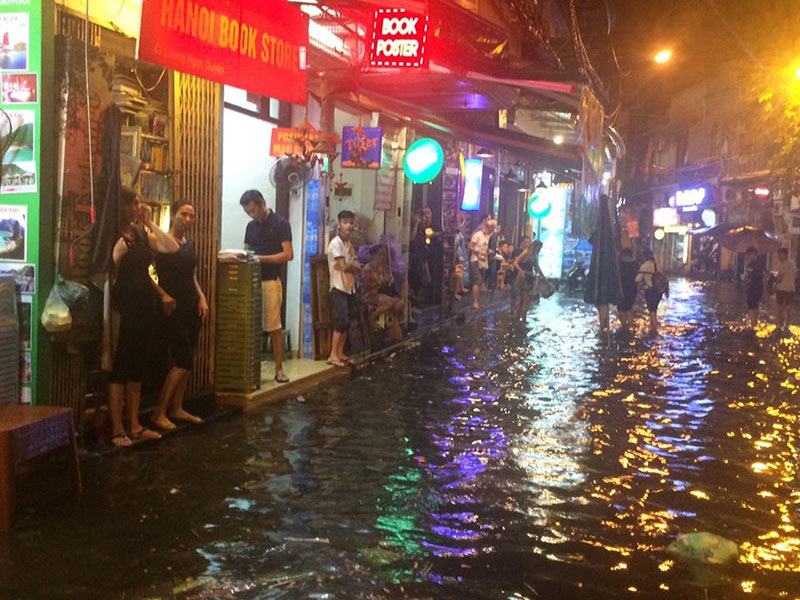 HN: Mưa xối xả, khách nước ngoài thích thú dạo trên... phố ngập - 3