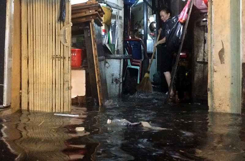 HN: Mưa xối xả, khách nước ngoài thích thú dạo trên... phố ngập - 9