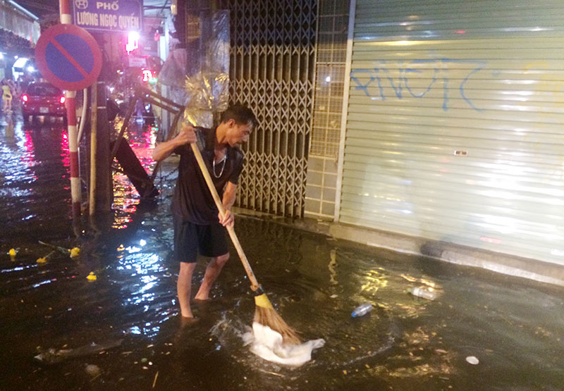 HN: Mưa xối xả, khách nước ngoài thích thú dạo trên... phố ngập - 10