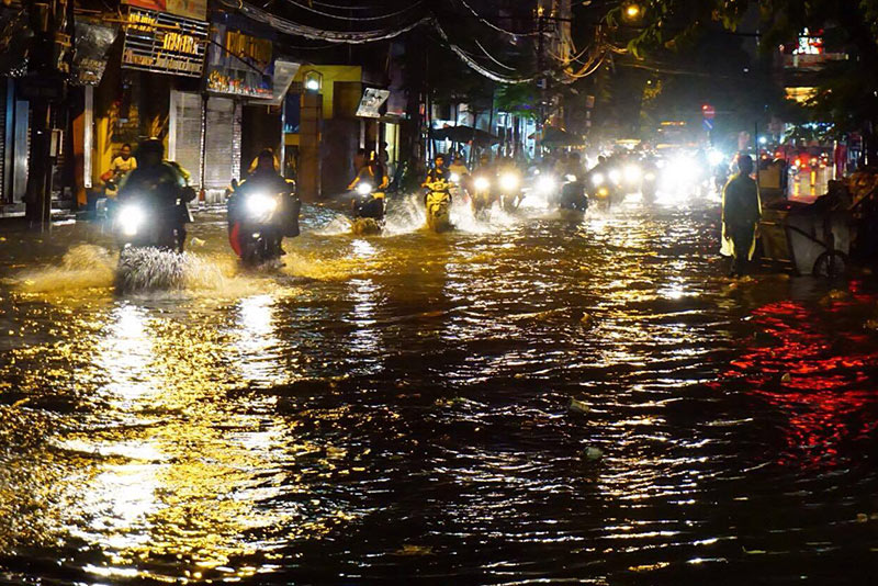 HN: Mưa xối xả, khách nước ngoài thích thú dạo trên... phố ngập - 11