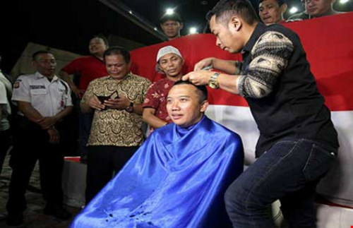 Giữ lời hứa, Bộ trưởng Thể thao Indonesia… xuống tóc - 1