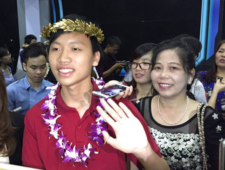 Cận cảnh vòng nguyệt quế mạ vàng của Olympia 2016 - 6