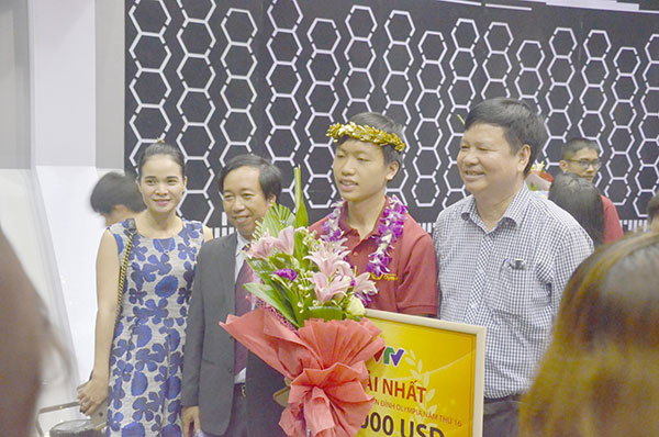 Cận cảnh vòng nguyệt quế mạ vàng của Olympia 2016 - 8