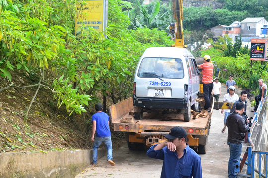 Ô tô lao xuống vực, tài xế thoát chết trong gang tấc - 2