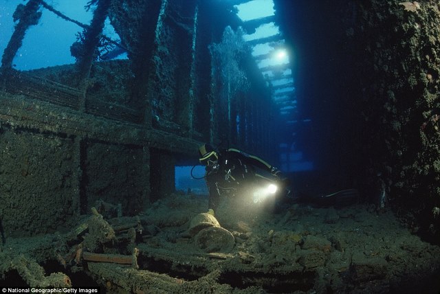 Khám phá tàu chiến Mỹ 13.000 tấn chìm sâu dưới biển - 4