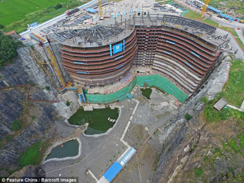 Bên trong khách sạn siêu sang dưới mỏ đá hoang ở TQ - 3