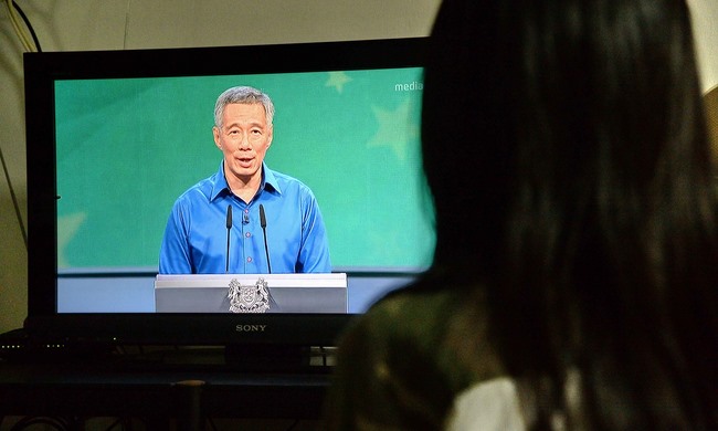 Thủ tướng Singapore ngất khi đọc diễn văn - 1