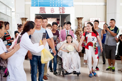 Hôn lễ đẫm nước mắt của cô gái ung thư giai đoạn cuối - 1