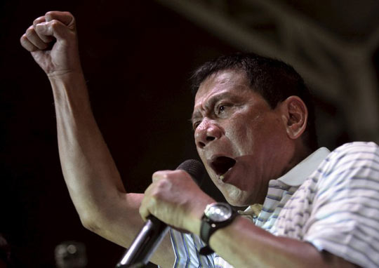 Họp báo nửa đêm, ông Duterte "đuổi" hết "người cũ" - 1