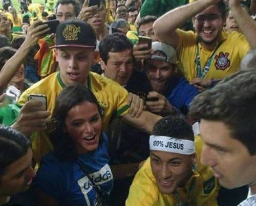 Neymar tặng HCV Olympic cho người yêu cũ - 1