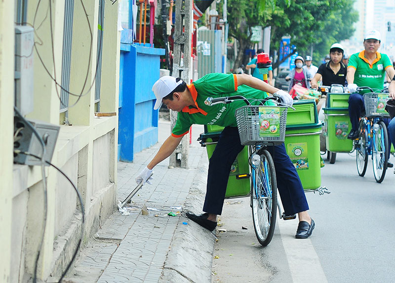 Lần đầu xuất hiện xe đạp gom rác trên đường phố Thủ đô - 1