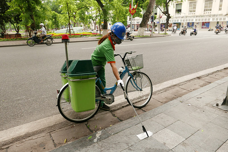 Lần đầu xuất hiện xe đạp gom rác trên đường phố Thủ đô - 2