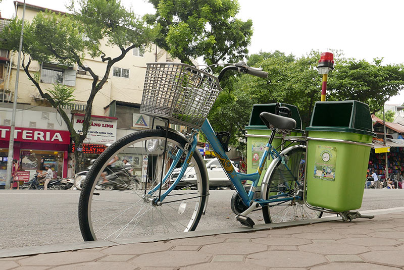 Lần đầu xuất hiện xe đạp gom rác trên đường phố Thủ đô - 4