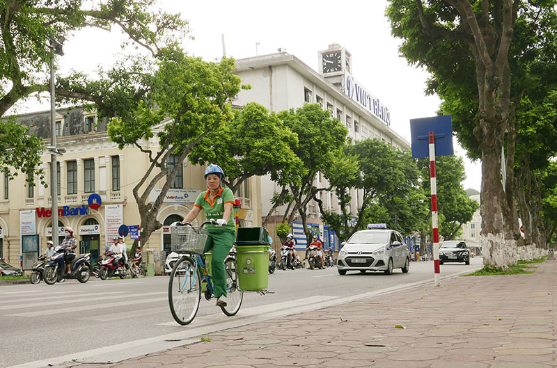 Lần đầu xuất hiện xe đạp gom rác trên đường phố Thủ đô - 5