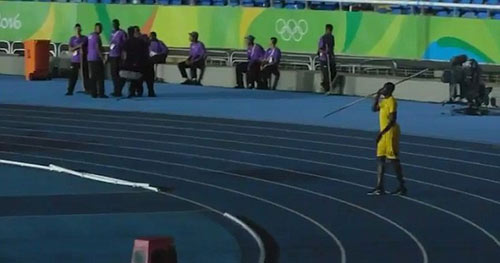 Usain Bolt: Chạy vô địch, ném lao cũng "khủng" - 1