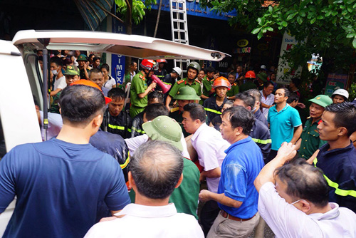 Cháy “chuồng cọp” 5 tầng, 2 người bị bỏng nặng - 3