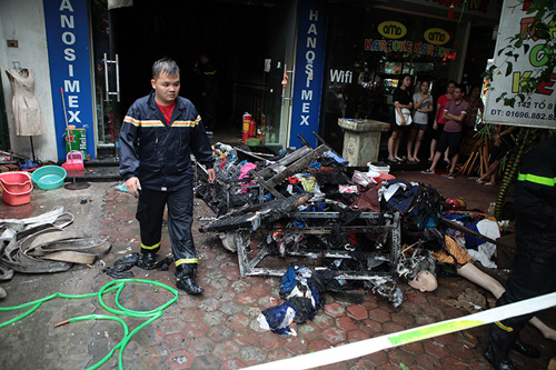 Cháy “chuồng cọp” 5 tầng, 2 người bị bỏng nặng - 5