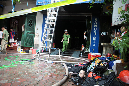 Cháy “chuồng cọp” 5 tầng, 2 người bị bỏng nặng - 4