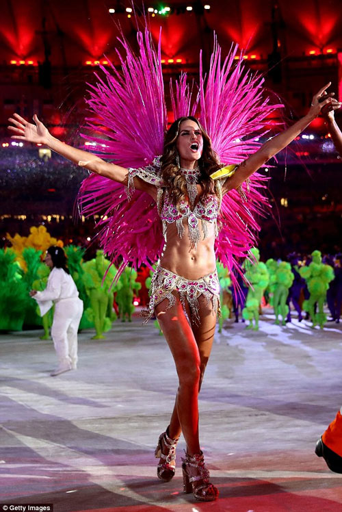 Siêu mẫu Brazil đẹp như nữ thần ở bế mạc Olympic Rio - 1