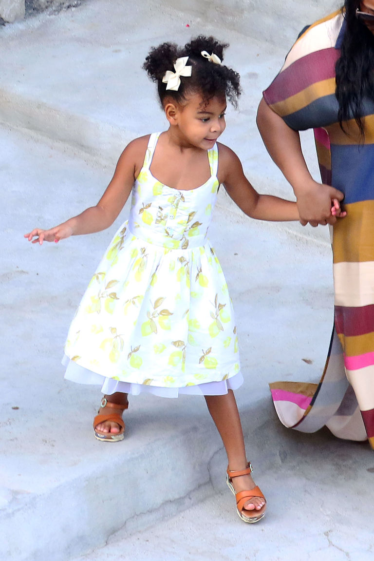 Fashionista thế giới ngả mũ trước nhóc tì 4 tuổi nhà Beyoncé - 1