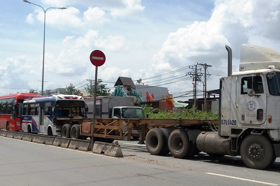 TP.HCM: Tông liên hoàn, 3 ô tô dính chặt vào nhau - 1