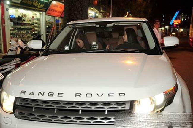 Hương Baby vô cùng thích ô tô, từng sở hữu chiếc Range Rover bằng chính số tiền mình kiếm được.