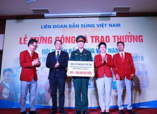 Xạ thủ Hoàng Xuân Vinh nhận thưởng gần 5 tỷ đồng - 1