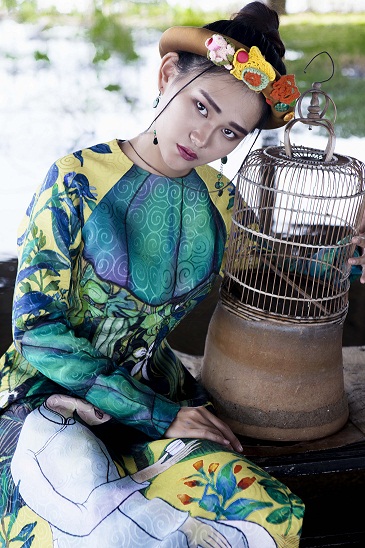 Thiếu nữ Việt e ấp trong tà áo dài cách tân - 2