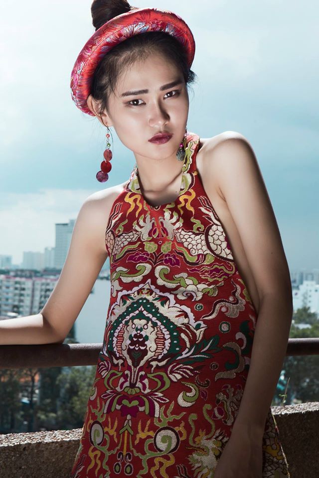 Thiếu nữ Việt e ấp trong tà áo dài cách tân - 4